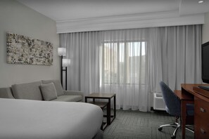 เครื่องนอนระดับพรีเมียม, เตียงพร้อมฟูกเสริมที่นอน, โต๊ะทำงาน