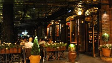 Desayuno de cocina local todos los días (EUR 5 por persona)