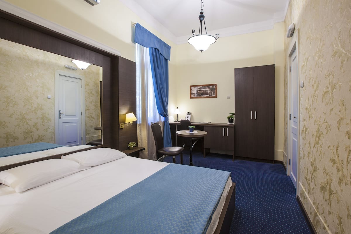 Economy Double Room, 1 Katil Raja (King) | Bar mini, peti besi dalam bilik, meja, Wi-fi percuma