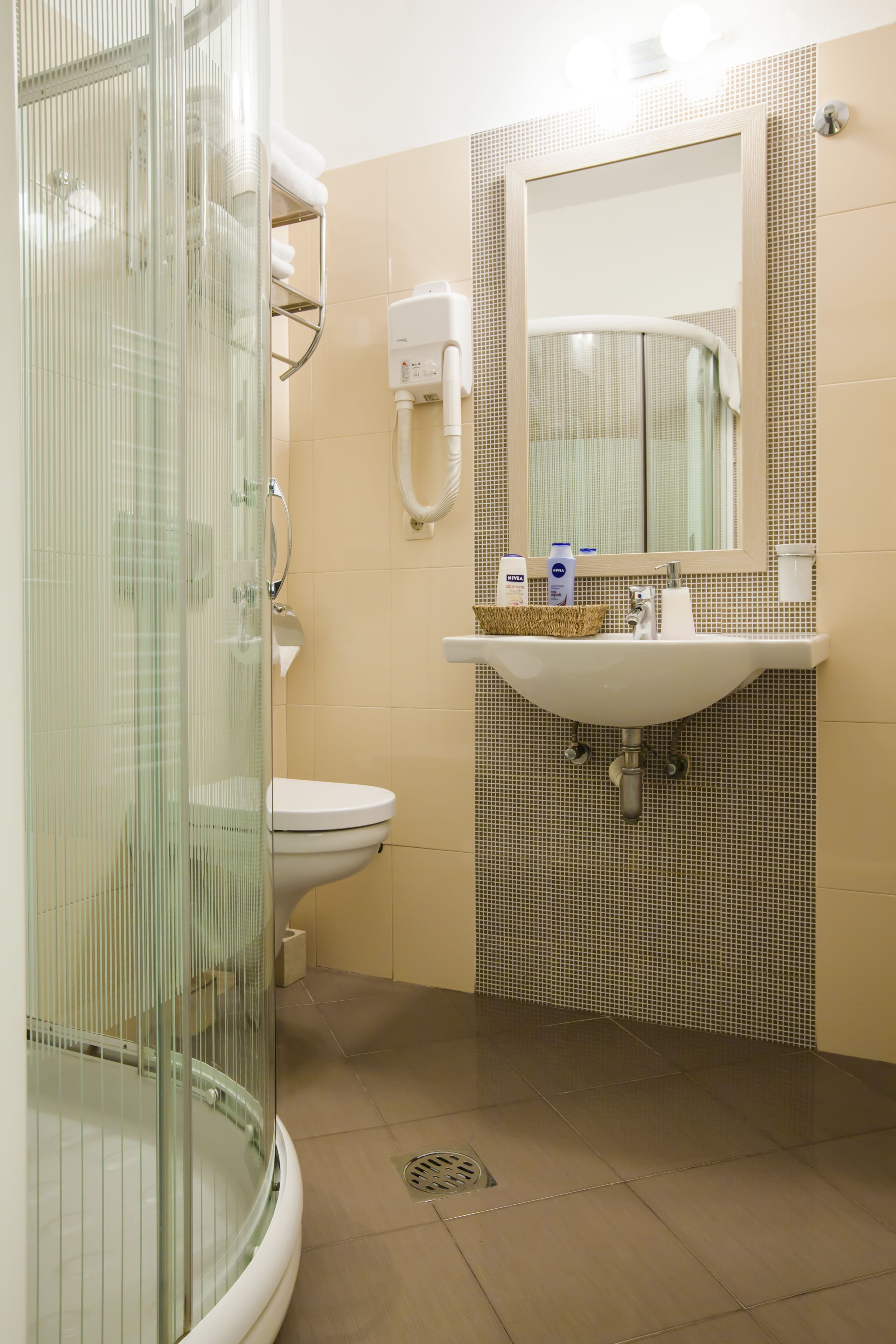 Standaard tweepersoonskamer, niet-roken | Badkamer | Een bad/douchecombinatie, gratis toiletartikelen, handdoeken