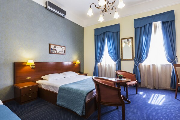 Chambre triple supérieure | Minibar, coffre-fort, bureau, accès au Wi-Fi (inclus)