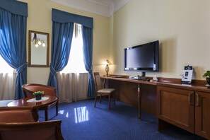 Chambre triple supérieure | Minibar, coffre-fort, bureau, accès au Wi-Fi (inclus)