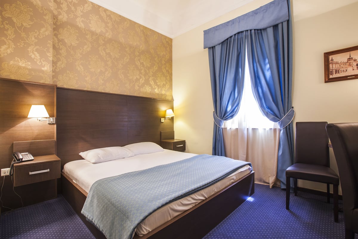 Standard Double Room, Non Smoking | Bar mini, peti besi dalam bilik, meja, Wi-fi percuma