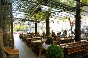 Déjeuner composé de spécialités locales (5 EUR par personne)