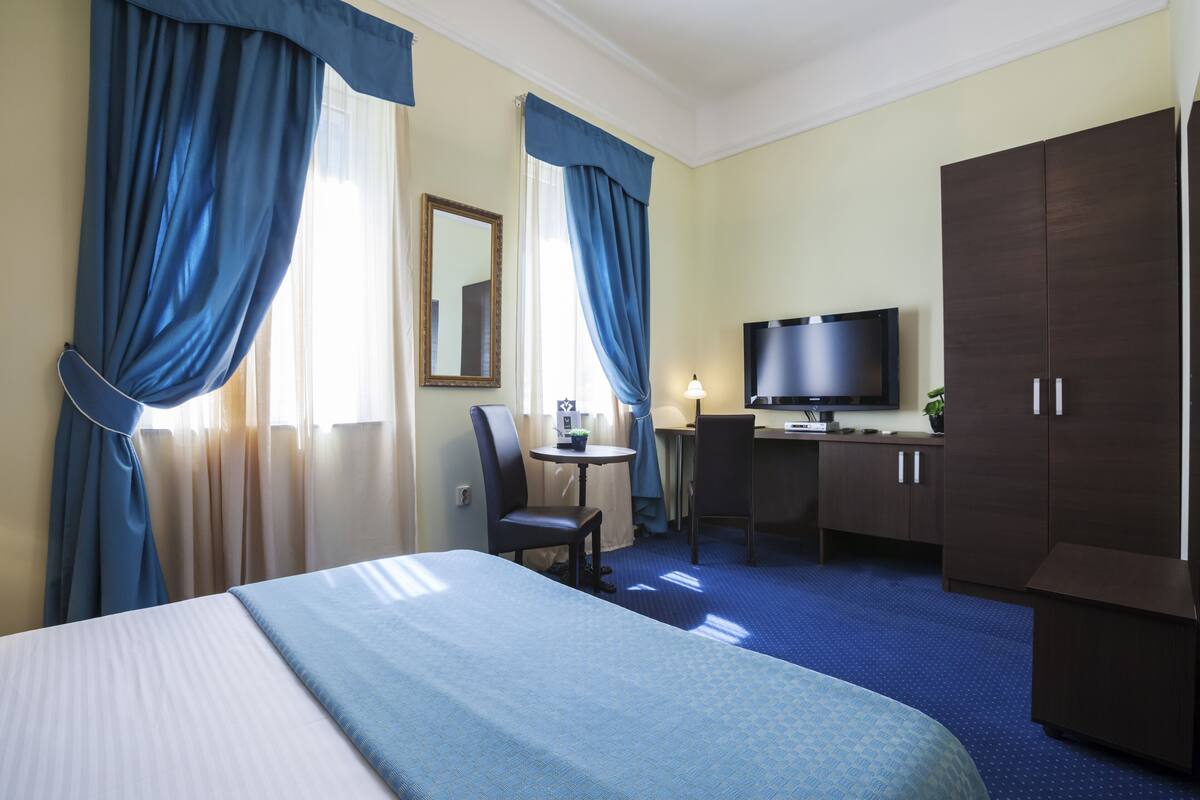 Deluxe Double Room, 1 Bedroom, Accessible | Minibar, in-room safe, desk, WiFi (free)