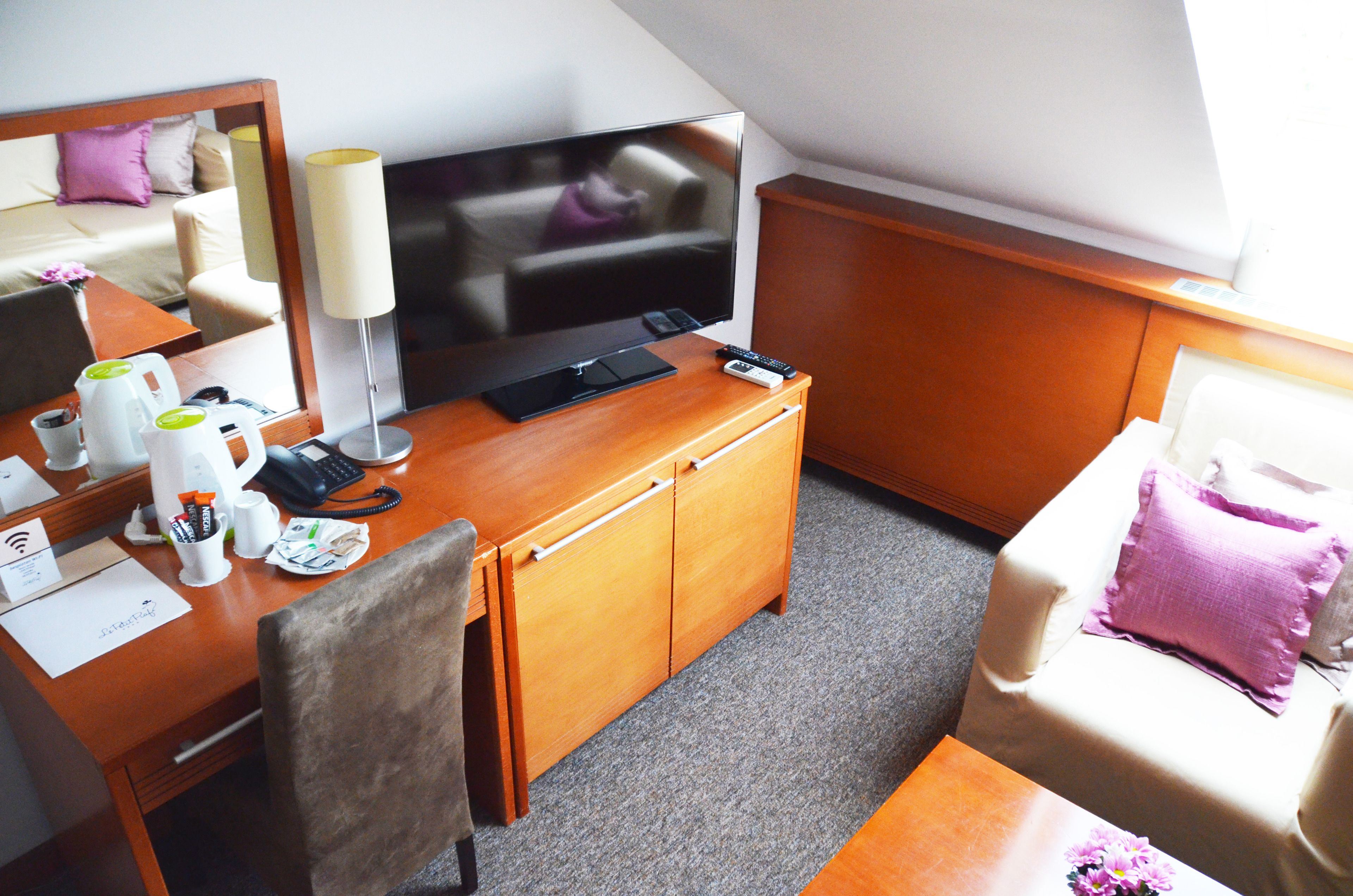 gallery room | room amenity