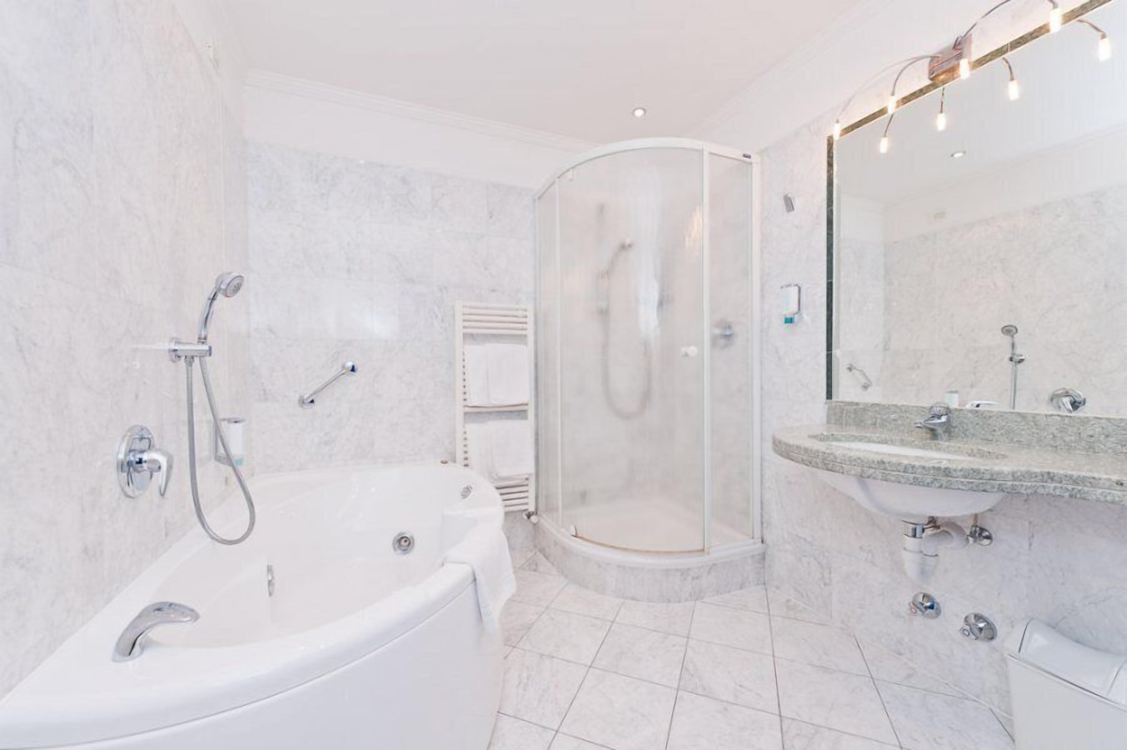 deluxe room | bathroom | hair dryer, towels, soap, shampoo