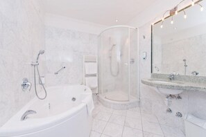 Quarto luxo | Banheiro | Secador de cabelo, toalhas de banho, sabonete, shampoo