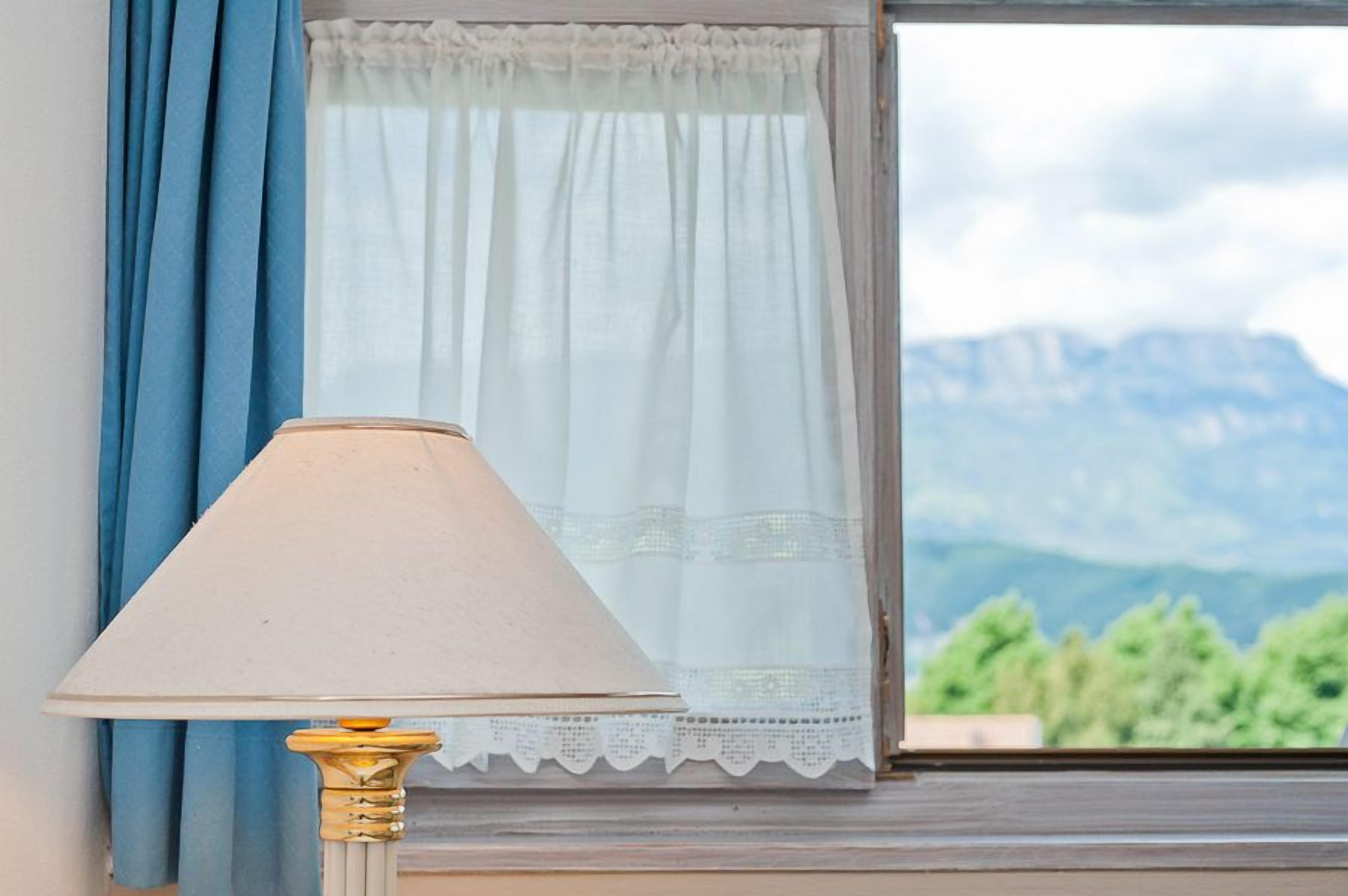 minibar, in-room safe, free wifi, bed sheets