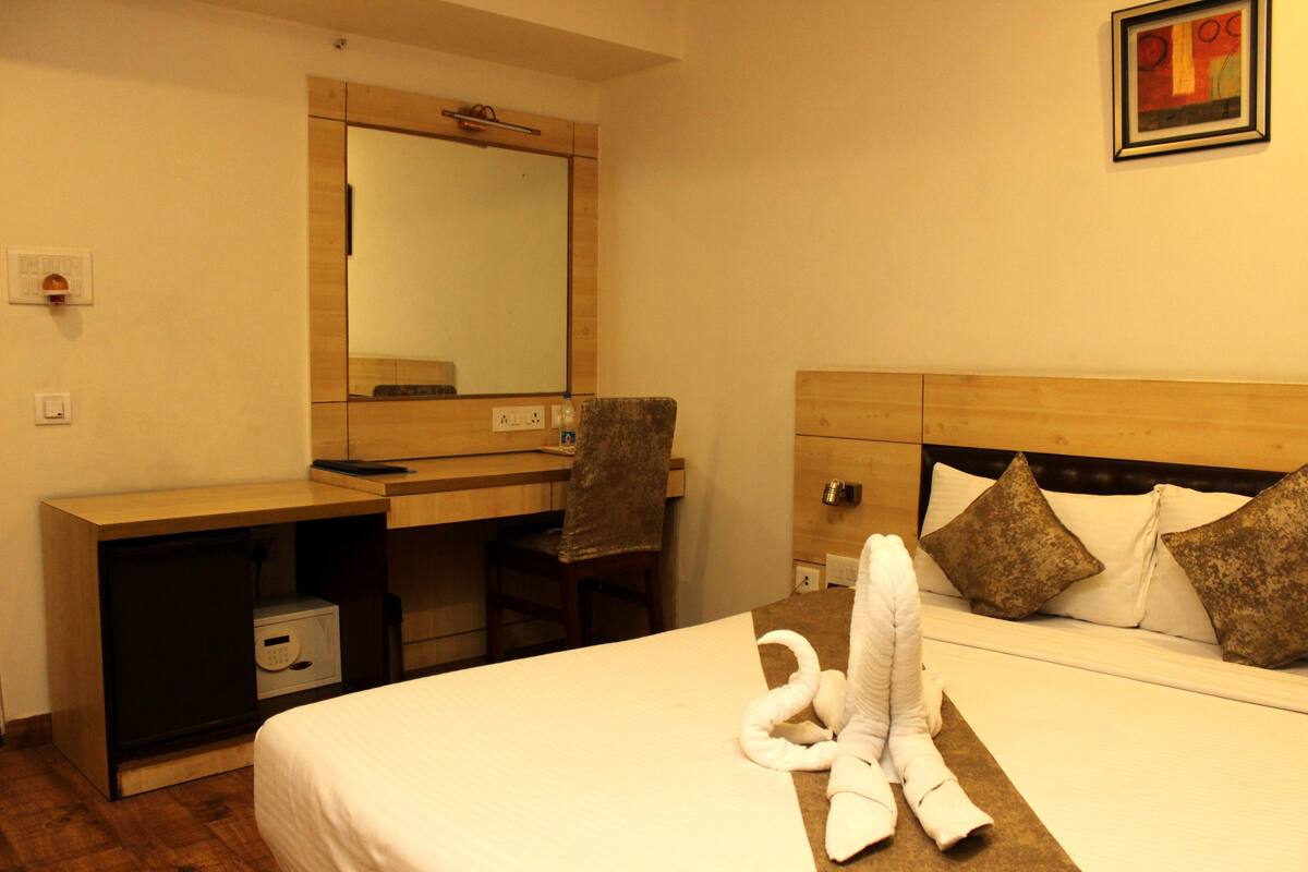 Executive Room | Memory-foam beds, minibar, individually decorated