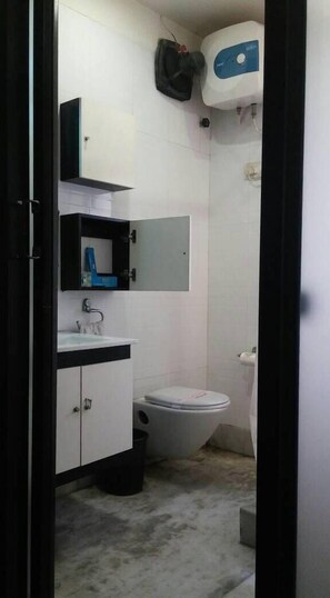 Executive Room | Bathroom | Shower, rainfall showerhead, free toiletries, slippers