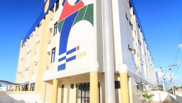 A hotel with a swimming pool, a large mural, and a modern design. - Real Praia Hotel (Aracaju)