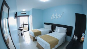 A hotel room with two beds, a desk, and a chair. - Real Praia Hotel (Aracaju)