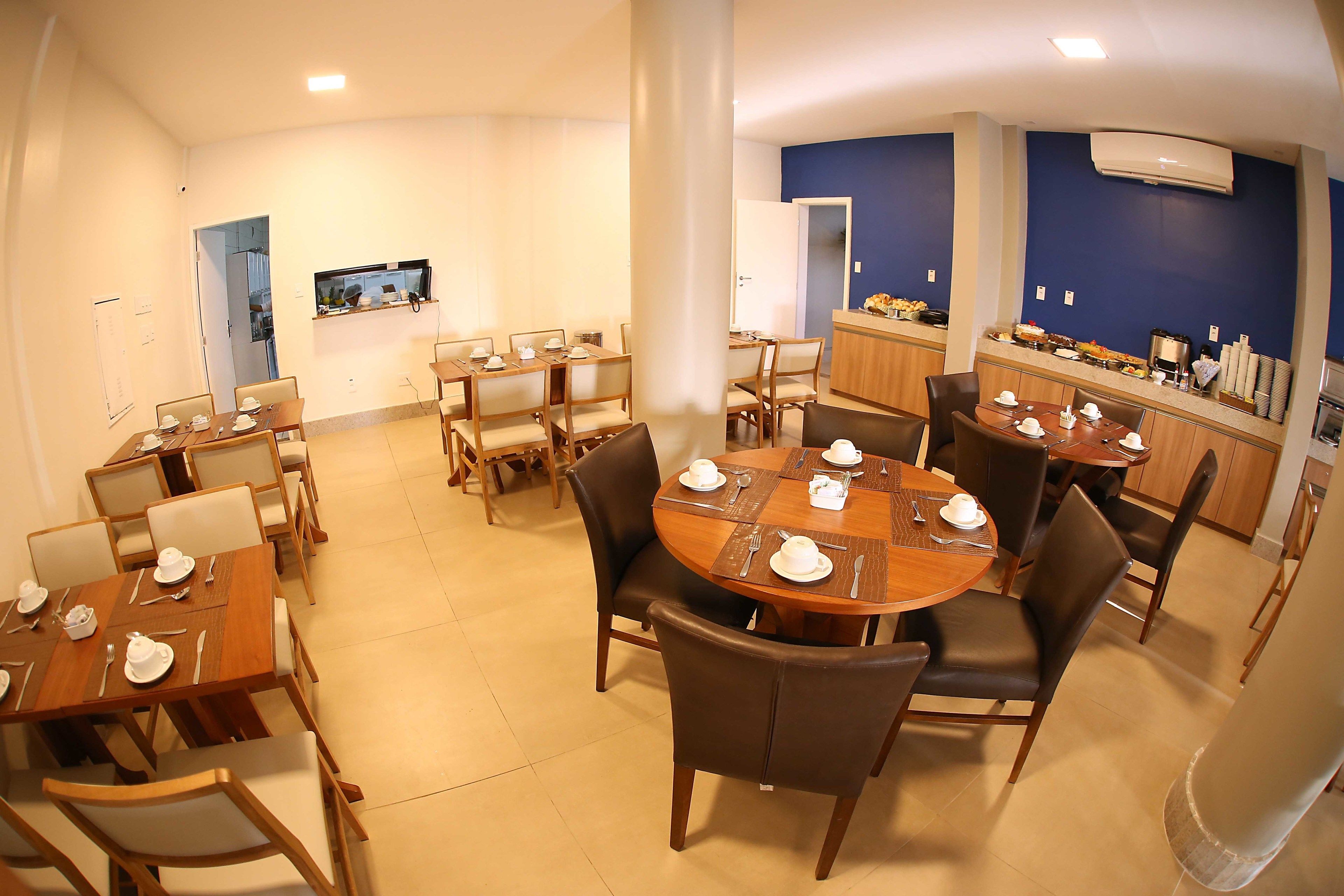 Café da manhã com buffet grátis todos os dias