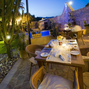 Outdoor dining - Palacio Sant Salvador (Arta)