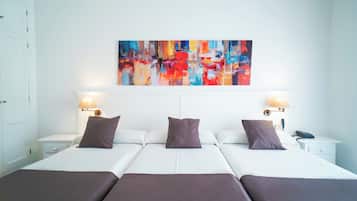 Driepersoonskamer (for 3 adults) | Select Comfort-bedden, een minibar, een kluis op de kamer, een bureau