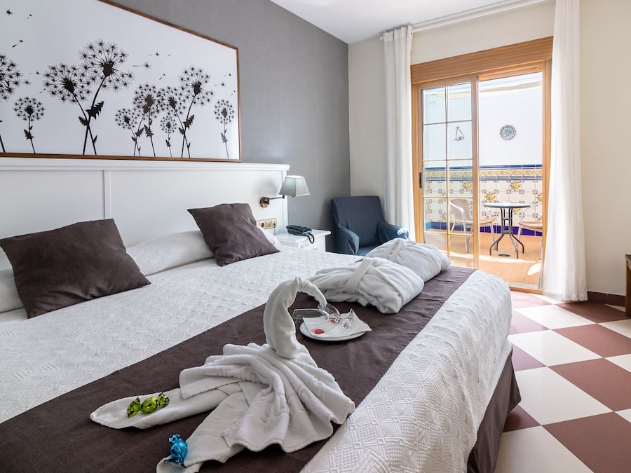 Dobbeltrom – superior | Senger med Select Comfort-madrass, minibar, safe på rommet og skrivebord