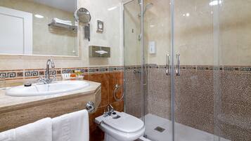 Ein modernes Badezimmer mit Waschbecken, Bidet und Duschkabine.