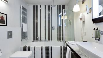 Un baño moderno con bañera, inodoro y lavabo.