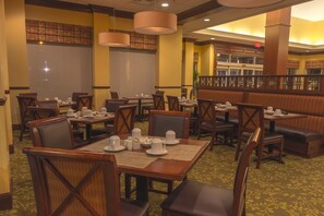 Tägliches Frühstücksbuffet (13.95 USD pro Person)