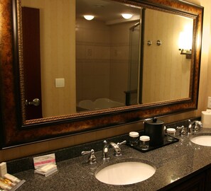 Deluxe-Suite, 1 King-Bett | Badezimmer