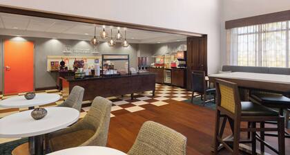 Hampton Inn & Suites Savannah-Airport