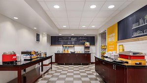 Une cuisine moderne et élégante, avec un carrelage à motifs, des meubles en bois et un îlot central.