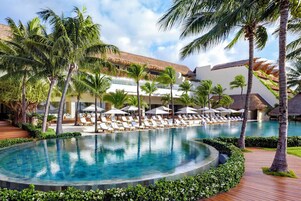 3 piscinas al aire libre, sombrillas, sillones reclinables de piscina