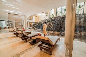 Parihoitohuone(ita), sauna, poreallas, höyrysauna, vartalohoitoja