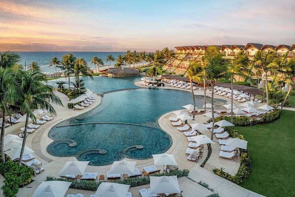 3 outdoor pools, pool umbrellas, sun loungers
