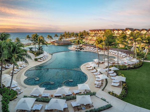 3 outdoor pools, pool umbrellas, sun loungers