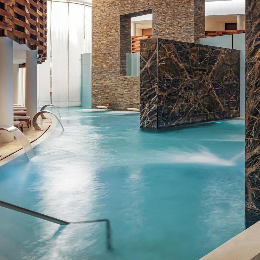 Couples treatment rooms, sauna, hot tub, steam room, body treatments