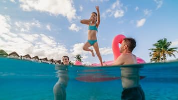 3 piscines extérieures, parasols de plage, chaises longues