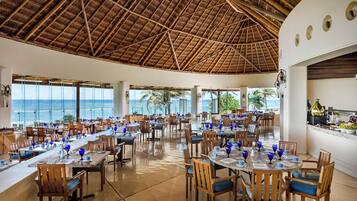 8 restaurantes; se sirven cenas