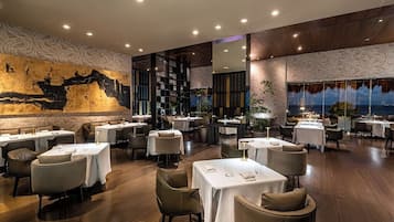 8 restaurants, dinner served, Fusion cuisine