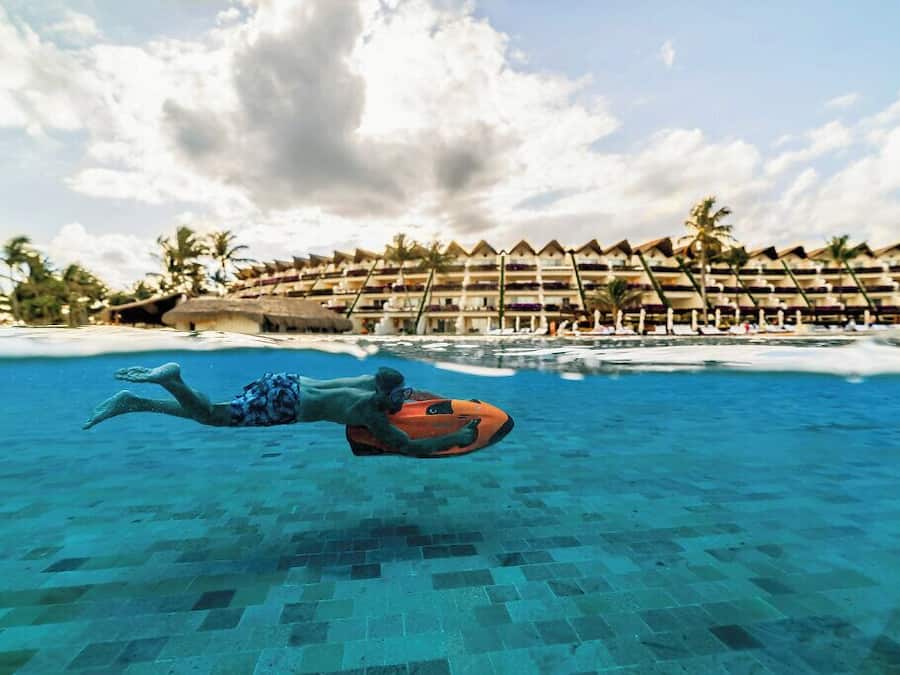 3 outdoor pools, pool umbrellas, pool loungers