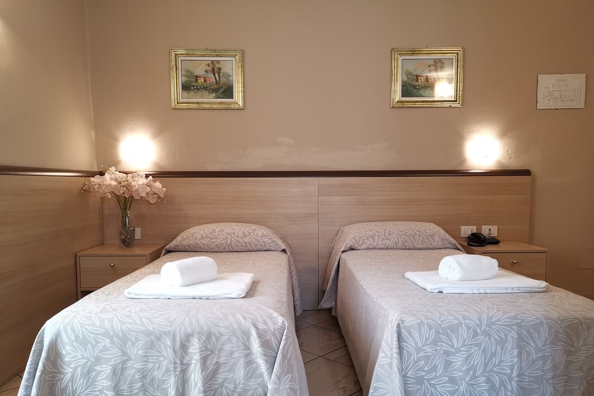 Standaard tweepersoonskamer, 2 eenpersoonsbedden | Bedden met traagschuimmatras, een minibar, een bureau