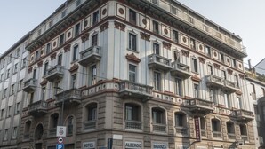 Un immeuble à plusieurs étages, de style architectural classique, doté de balcons et de grandes fenêtres.