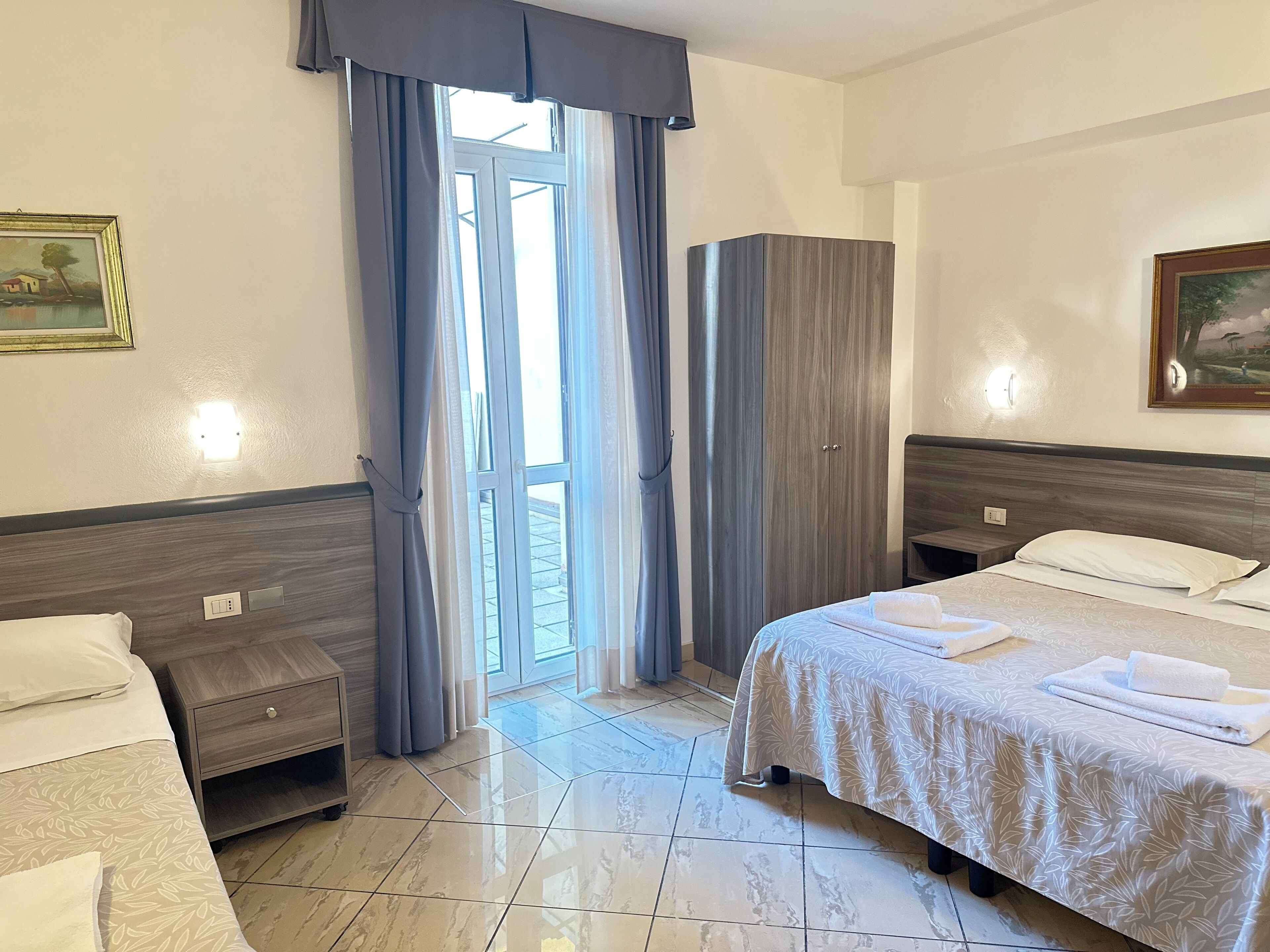 Kolmen hengen huone | Memory foam -patjalliset sängyt, minibaari, työpöytä, pimennysverhot