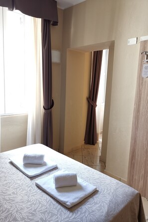 Memory foam beds, minibar, desk, blackout drapes - Hotel Brianza (Milan)
