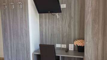 Bedden met traagschuimmatrassen, een minibar, een bureau