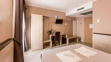 Habitación doble | Camas con efecto memoria, minibar, escritorio y cortinas blackout