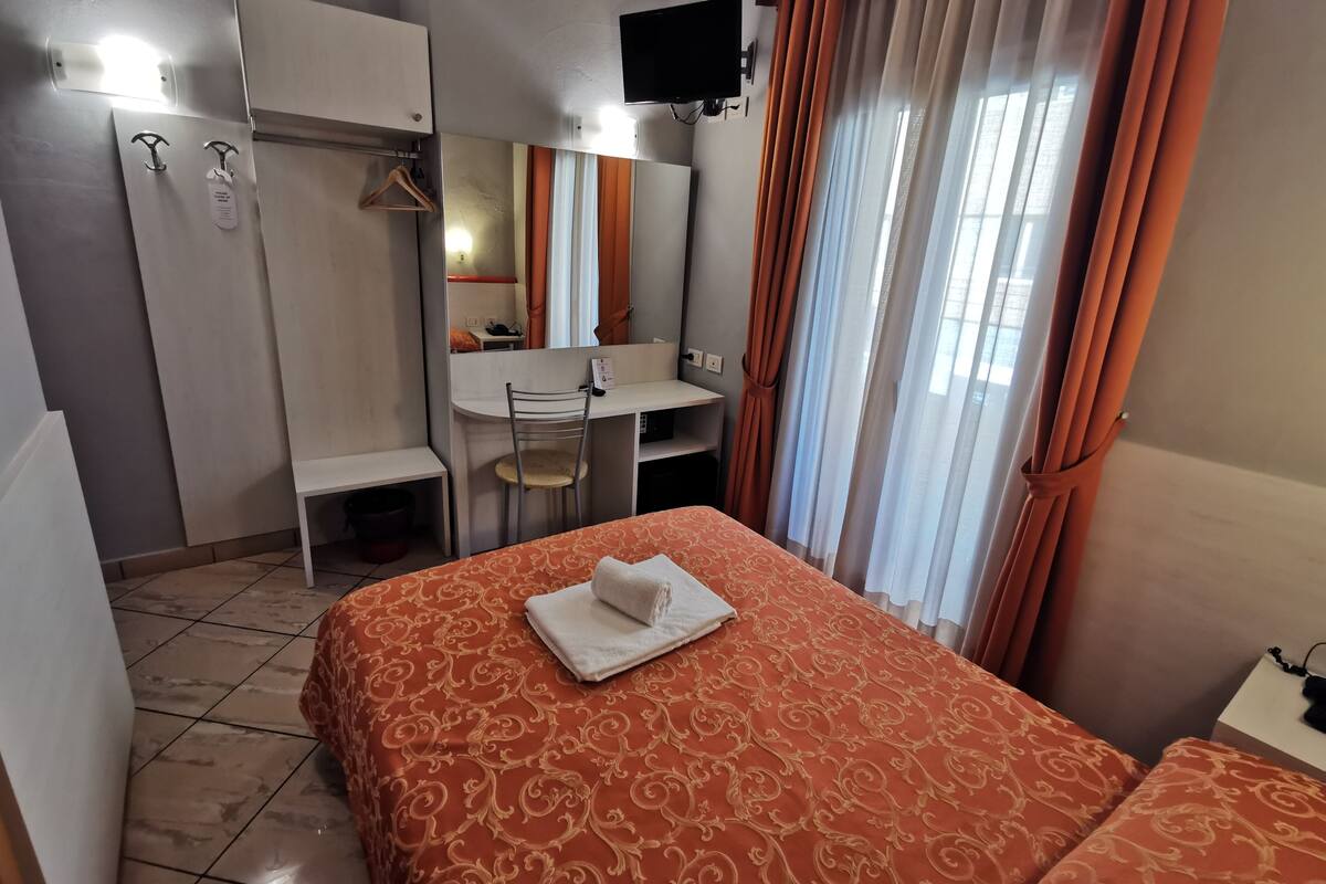 Double Room French Bed | 記憶床墊、迷你吧、書桌、遮光布/窗簾