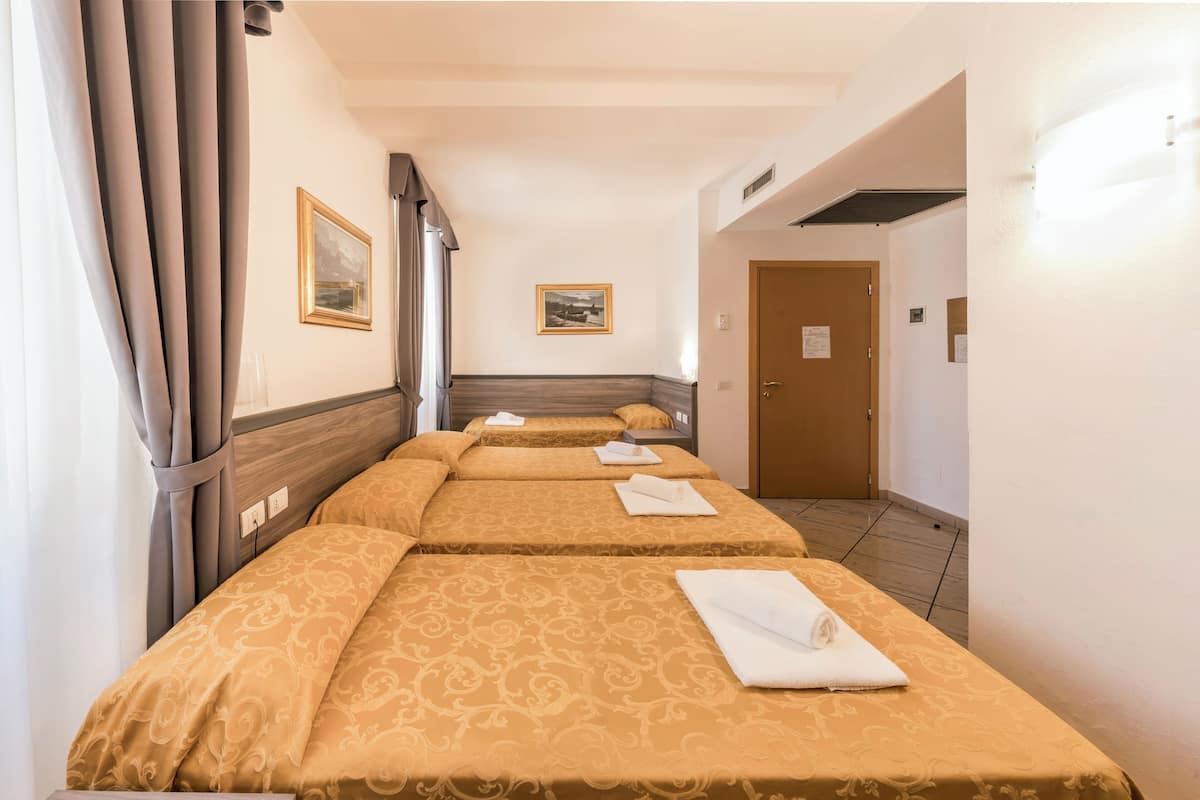 Chambre Quadruple | 1 chambre, matelas mémoire de forme, minibar, bureau