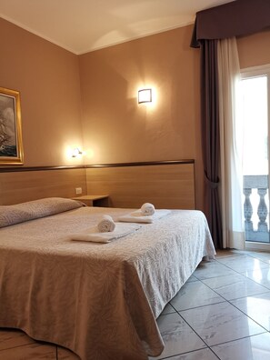 Doppelzimmer | Betten mit Memory-Foam-Matratzen, Minibar, Schreibtisch