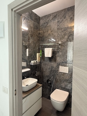 Chambre Double | Salle de bain | Douche, articles de toilette gratuits, sĂšche-cheveux