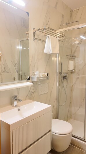Douche, articles de toilette (gratuits), séchoir à cheveux