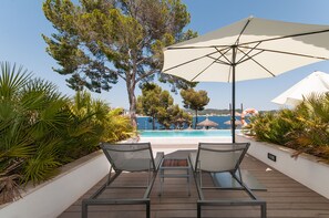 Suite – premium, bassengutsikt, ved basseng (2+0) | Sengetøy av topp kvalitet, dundyner, safe på rommet og skrivebord