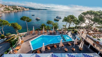 Indoor pool, 3 outdoor pools, pool umbrellas, sun loungers