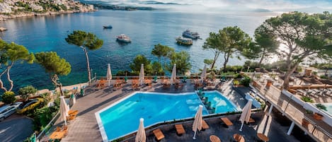 Indoor pool, 3 outdoor pools, pool umbrellas, sun loungers
